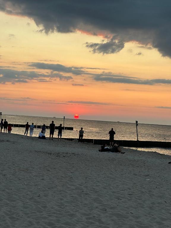 Plaża i zachód słońca w Kołobrzegu